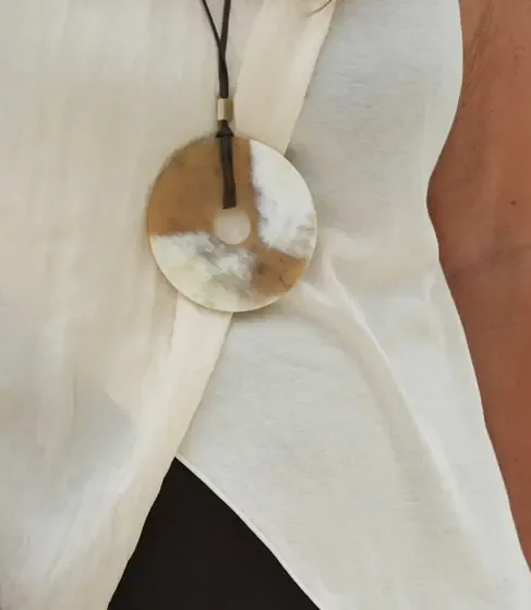 Nut — Pedra jaspe · Fio em couro